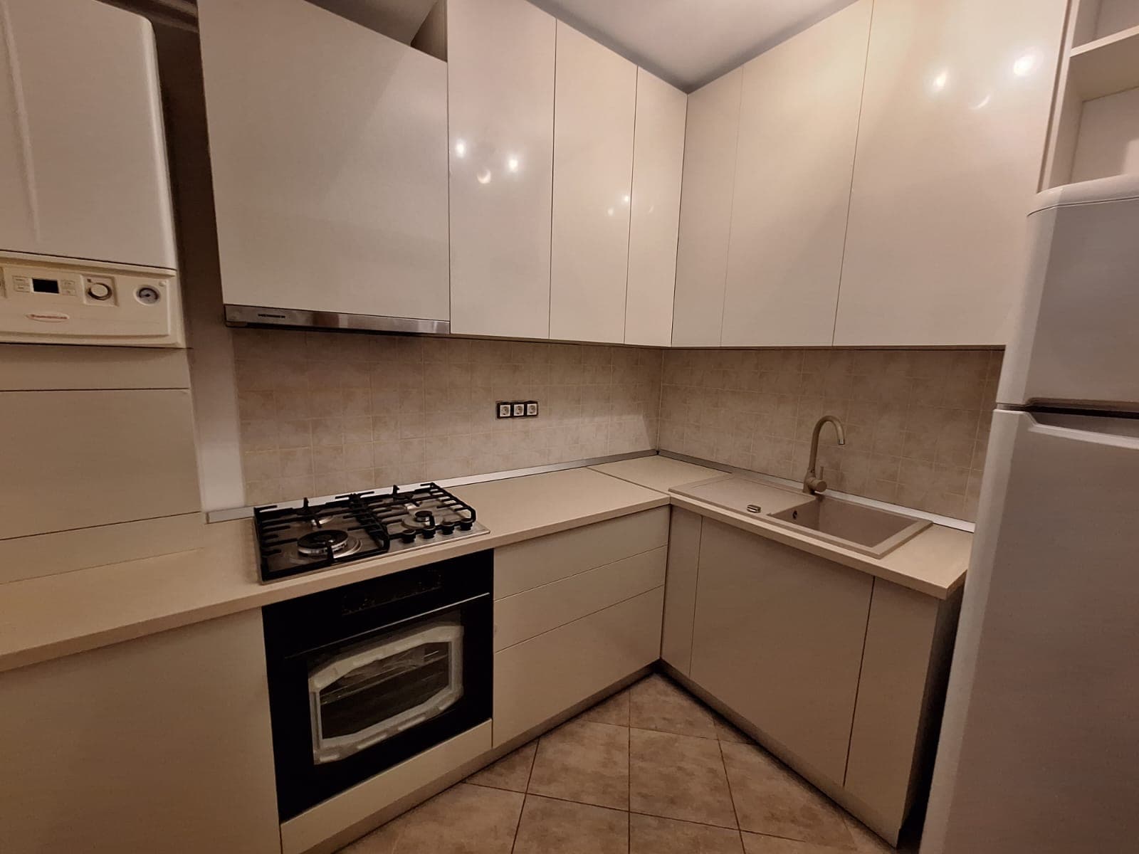 Bucătărie modernă cu linii curate și blat porcelanat