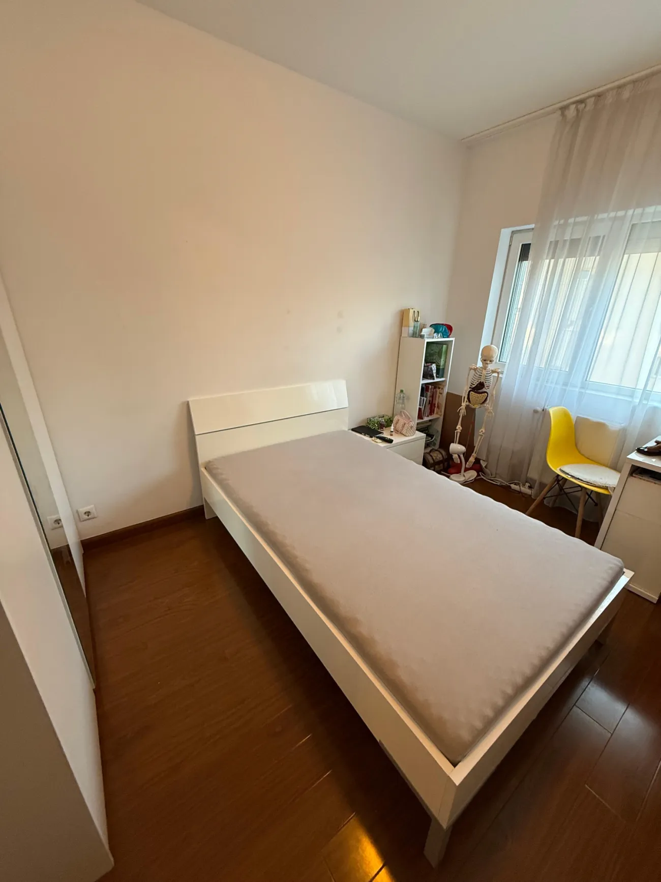 Dormitor cu pat alb lucios și dulap cu oglindă asortat