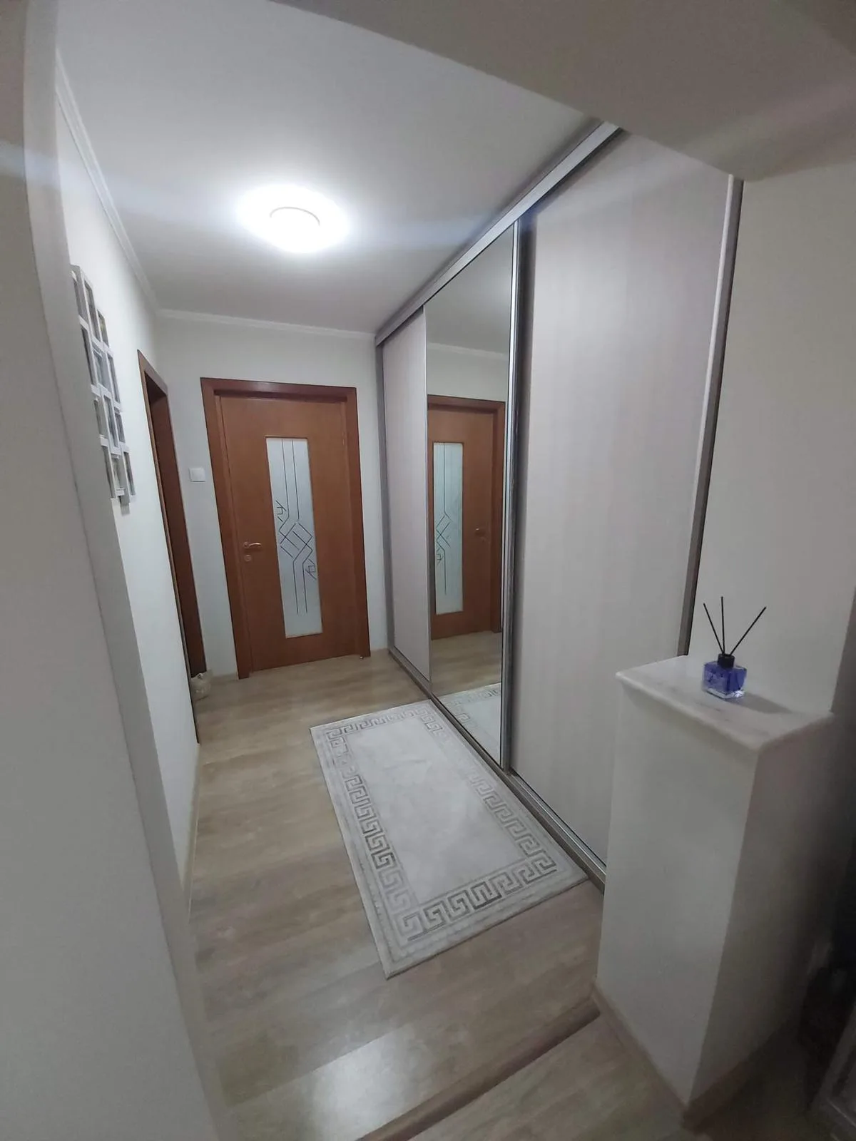 Holul cu dulapul glisant și ușile de interior din lemn